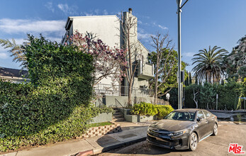 800 Westmount Dr in West Hollywood, CA - Building Photo - Building Photo