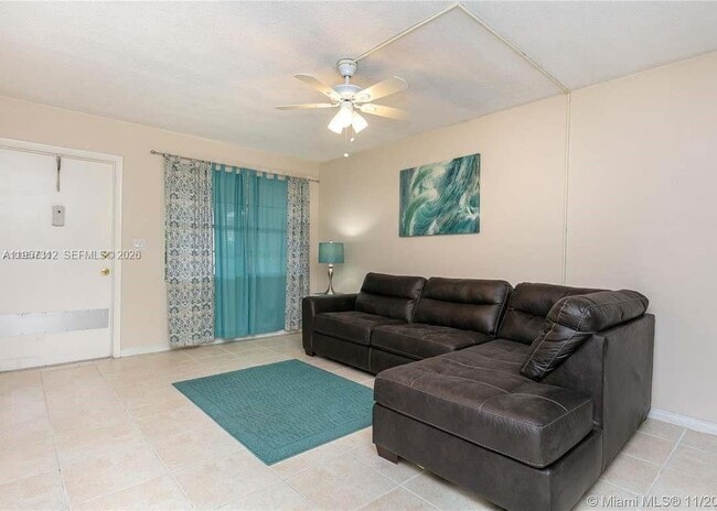 581 Blue Heron Dr in Hallandale Beach, FL - Building Photo - Building Photo