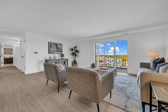 411 S Old Woodward Ave, Unit 924 in Birmingham, MI - Building Photo - Building Photo