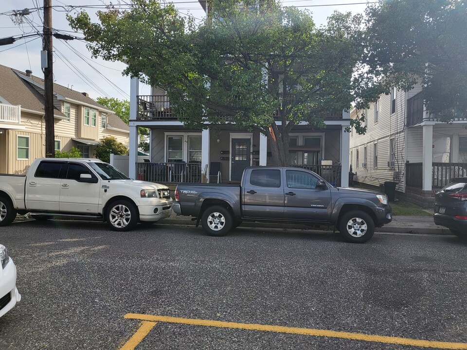 107 W Poplar Ave in Wildwood, NJ - Building Photo