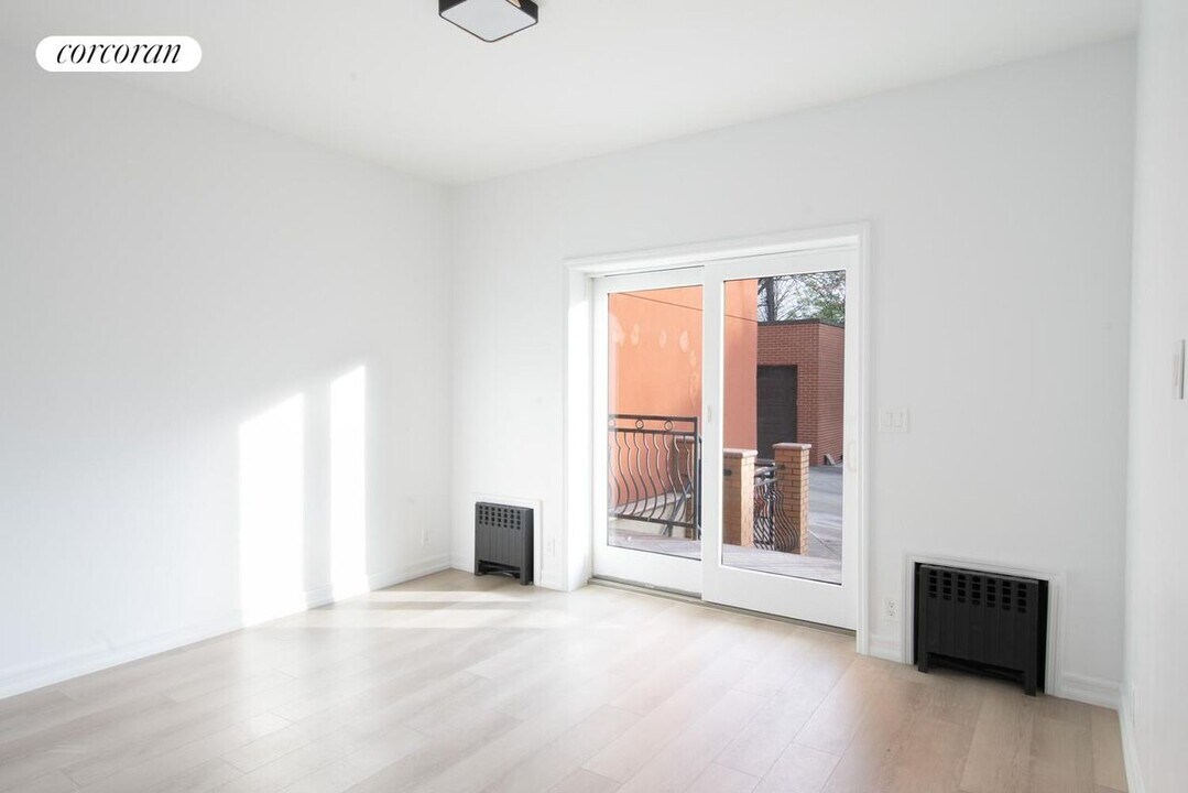 26 Broome St in Brooklyn, NY - Building Photo