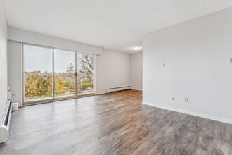 200 Gorge Rd W in Victoria, BC - Building Photo - Building Photo