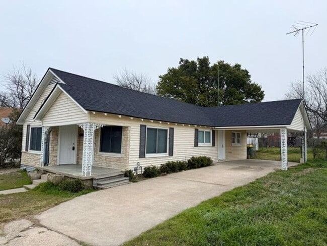 107 S Harrison St in West, TX - Building Photo - Building Photo