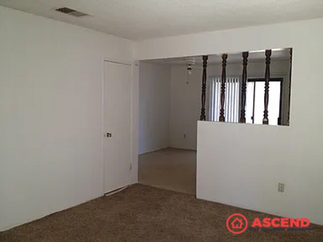 5619 Wilson Rd in Bakersfield, CA - Foto de edificio - Building Photo