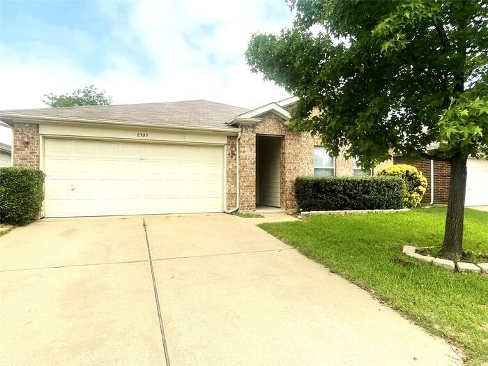 8309 Horse Whisper Ln in Fort Worth, TX - Building Photo