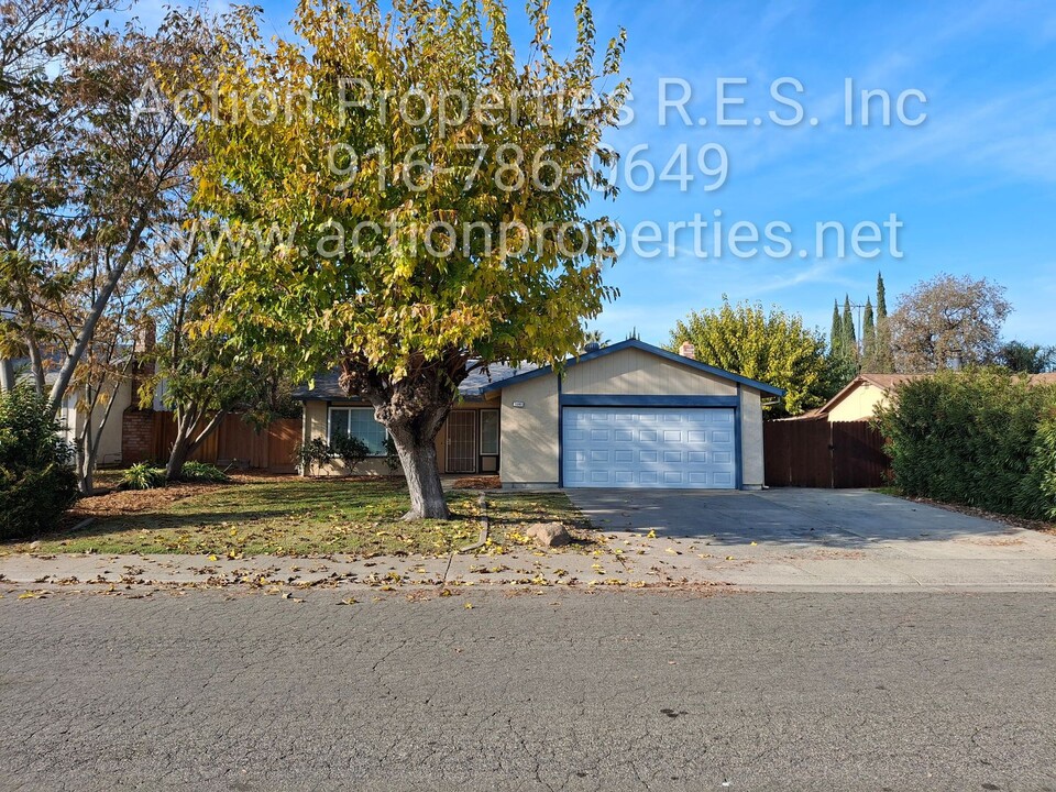 7241 Aberfeldy Way in Sacramento, CA - Building Photo