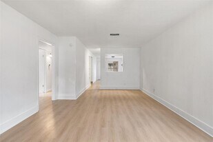 1010 Bird Creek Dr in Austin, TX - Building Photo