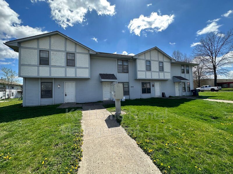 808 SW Meadowridge Dr in Blue Springs, MO - Building Photo