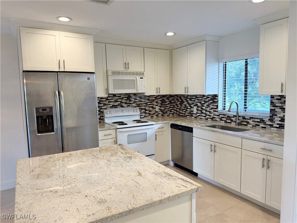 5789 Gage Ln in Naples, FL - Building Photo