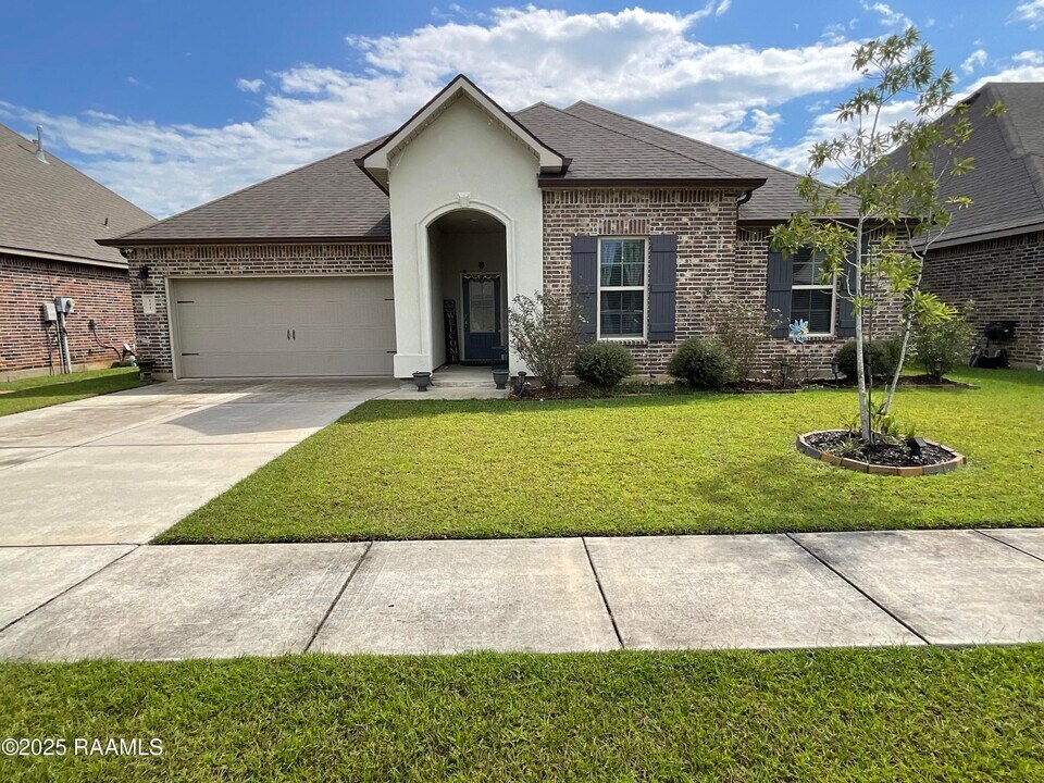 111 Deer Lake Ln in Lafayette, LA - Building Photo