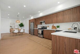 1717 Winona Blvd in Los Angeles, CA - Building Photo