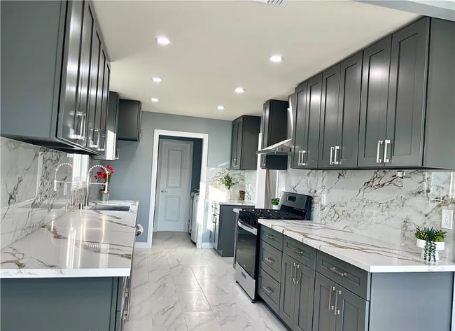 16014 Horace St in Los Angeles, CA - Foto de edificio - Building Photo