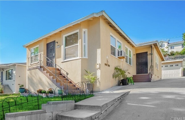 2955 Vaquero Ave in Los Angeles, CA - Foto de edificio - Building Photo