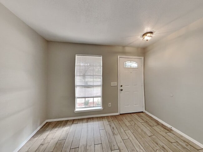 5711 Wynberry Dr in Houston, TX - Foto de edificio - Building Photo