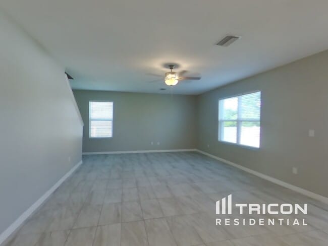 5597 Raymond Way in Zephyrhills, FL - Building Photo - Building Photo
