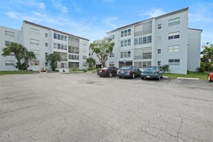 2850 Somerset Dr in Lauderdale Lakes, FL - Building Photo