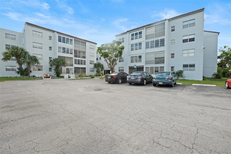 2850 Somerset Dr, Unit 209L in Lauderdale Lakes, FL - Building Photo