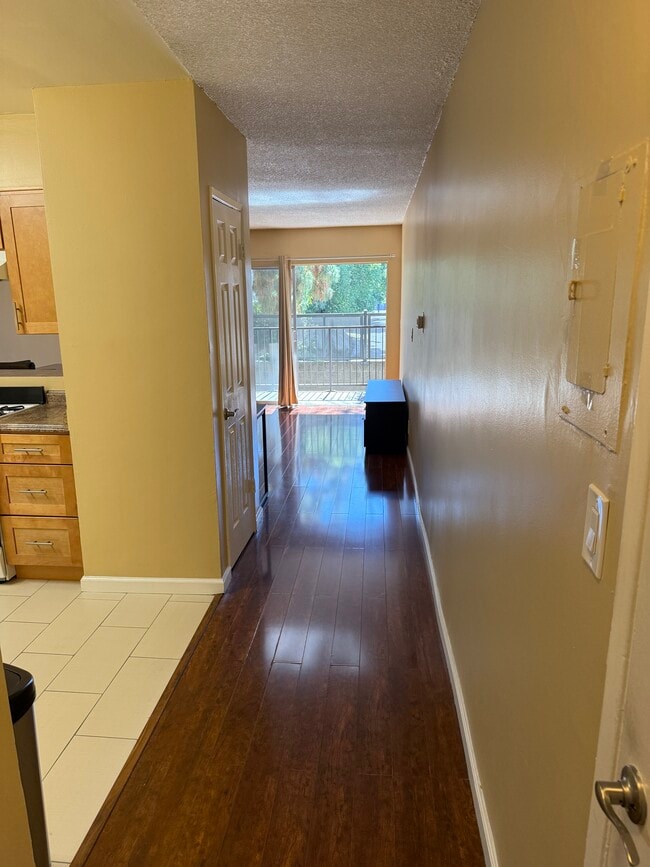 15344 Weddington St, Unit N//a in Sherman Oaks, CA - Foto de edificio - Building Photo