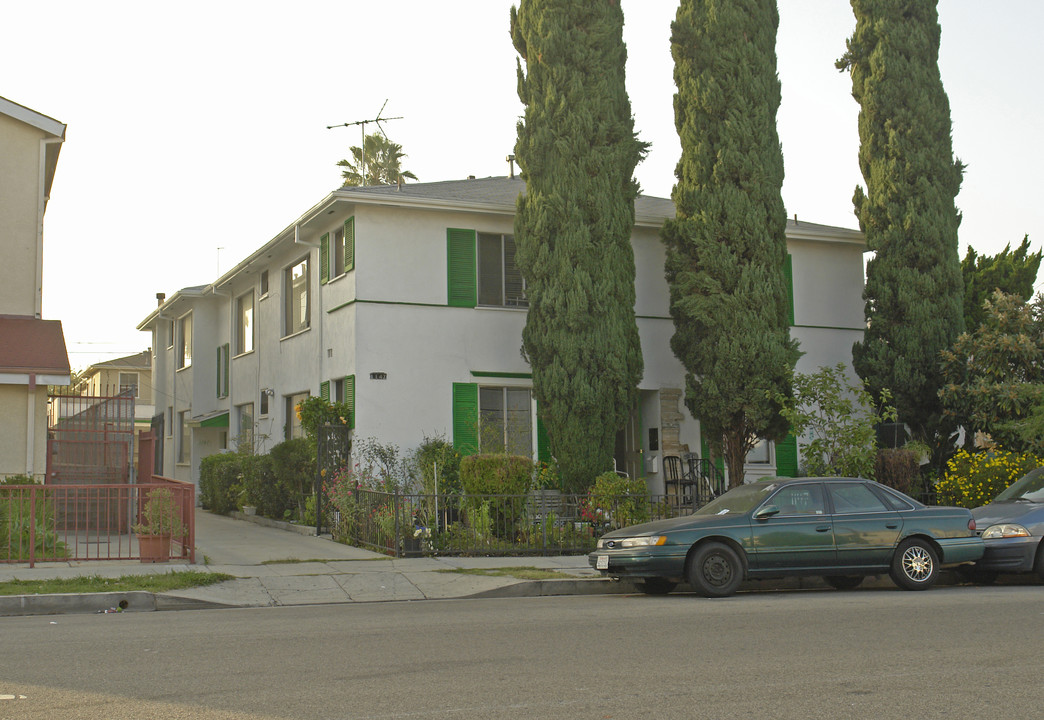 1147 N Bronson Ave in Los Angeles, CA - Building Photo