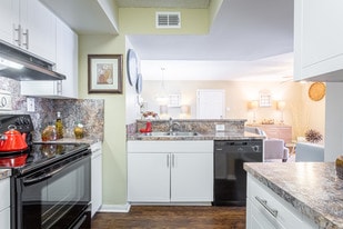 Palmetto Place in Miami, FL - Building Photo