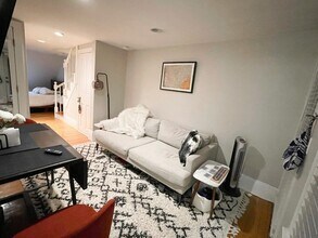 37 Gray St, Unit 1 in Boston, MA - Foto de edificio - Building Photo