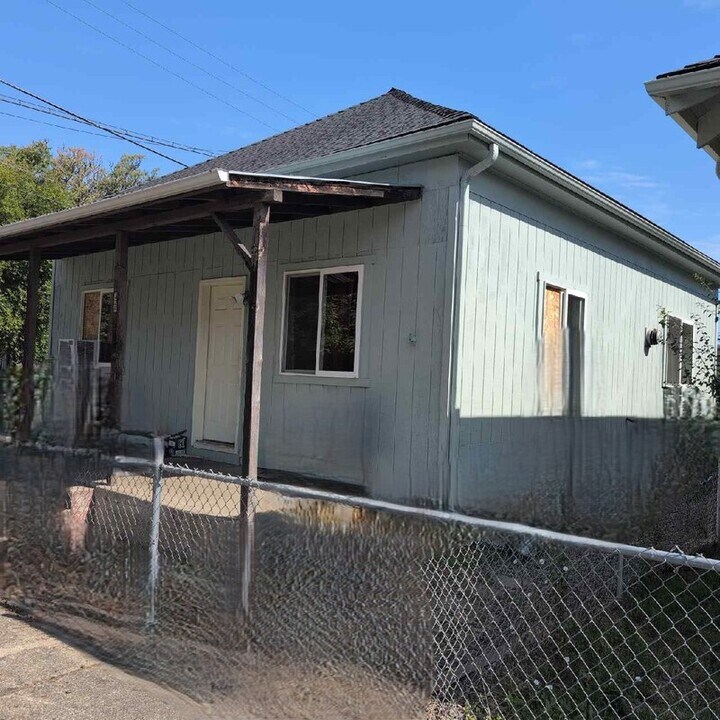 328 SE Lane Ave in Roseburg, OR - Building Photo
