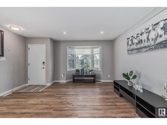 6124-6137 137 Ave NW in Edmonton, AB - Building Photo - Building Photo