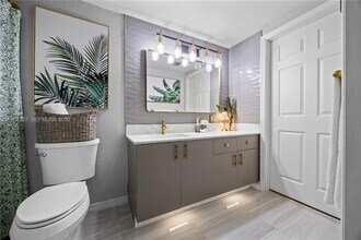 2544 Centergate Dr in Miramar, FL - Building Photo - Building Photo