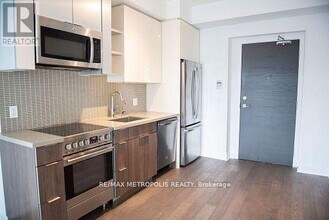 33 Shore Breeze Dr in Toronto, ON - Building Photo - Building Photo