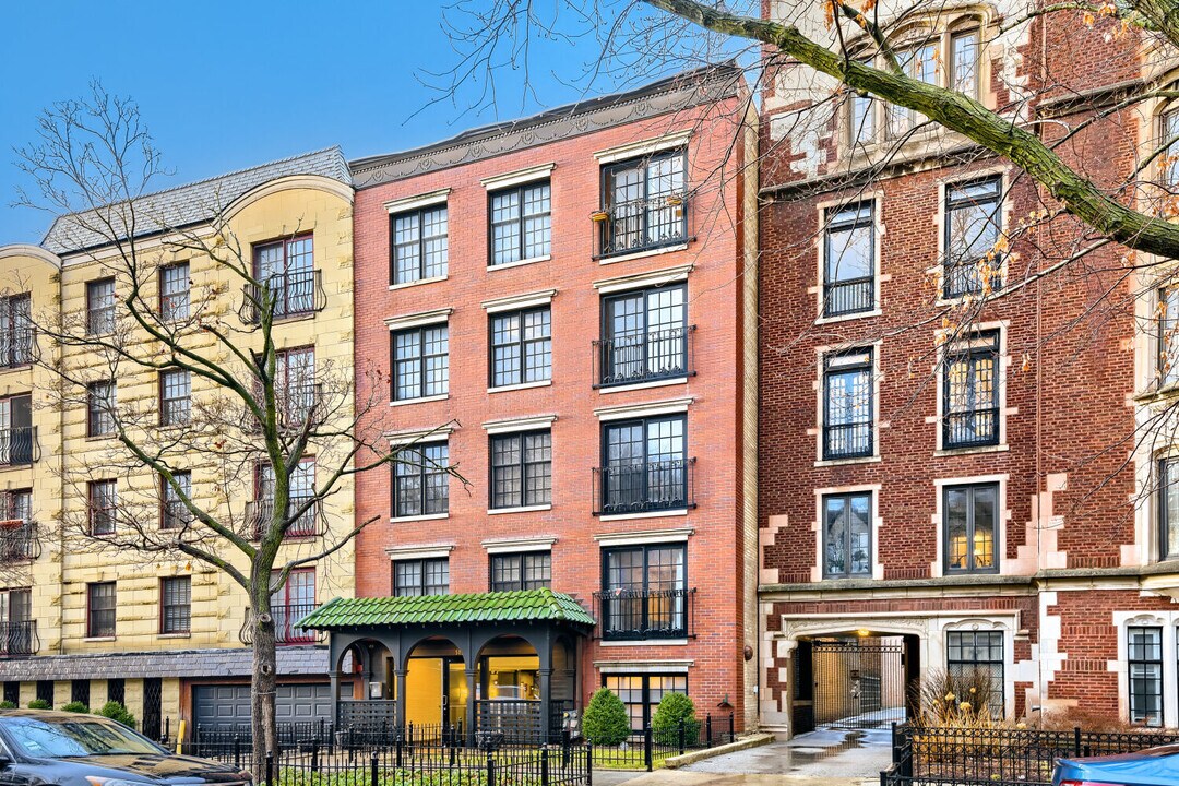 512 W Barry Ave in Chicago, IL - Building Photo