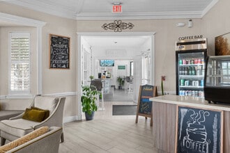 Hotolos Hollywood Apartments in Hollywood, FL - Building Photo - Interior Photo