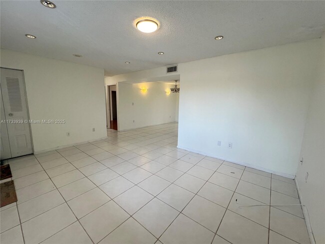 8401 SW 107th Ave in Miami, FL - Building Photo - Building Photo