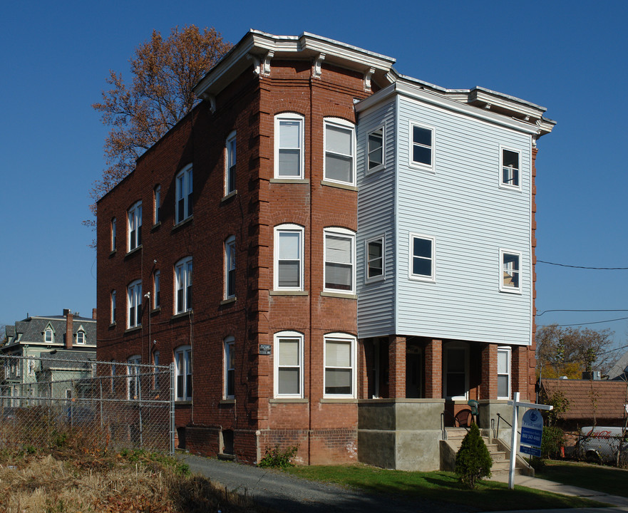 15 Winthrop St in New Britain, CT - Building Photo