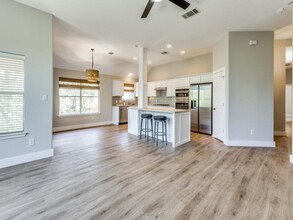 2000 Westfalian Trail in Austin, TX - Foto de edificio - Building Photo