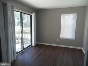 22 Neville Ct in Washington Township, NJ - Foto de edificio - Building Photo