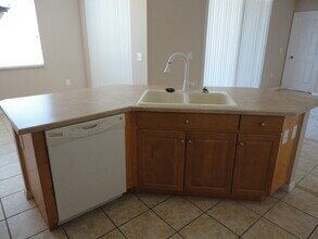 5917 Wedgefield Dr in Zephyrhills, FL - Foto de edificio - Building Photo