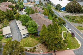 Saddleback in Daly City, CA - Foto de edificio - Building Photo