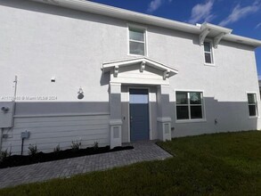 405 SE Crossoak Ln in Port St. Lucie, FL - Building Photo - Building Photo