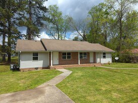 716 Salem Rd in Rossville, GA - Building Photo