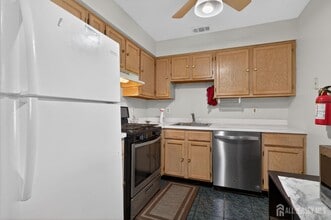 726 Waterford Dr in Edison, NJ - Building Photo - Building Photo