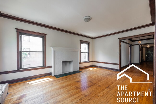 2427 N Sawyer Ave, Unit 2E in Chicago, IL - Building Photo - Building Photo