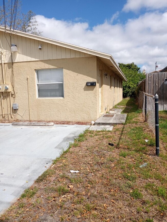 property at 936 W 9th St