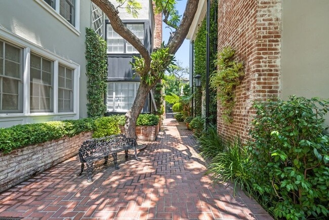 8724 Shoreham Dr in West Hollywood, CA - Foto de edificio - Building Photo