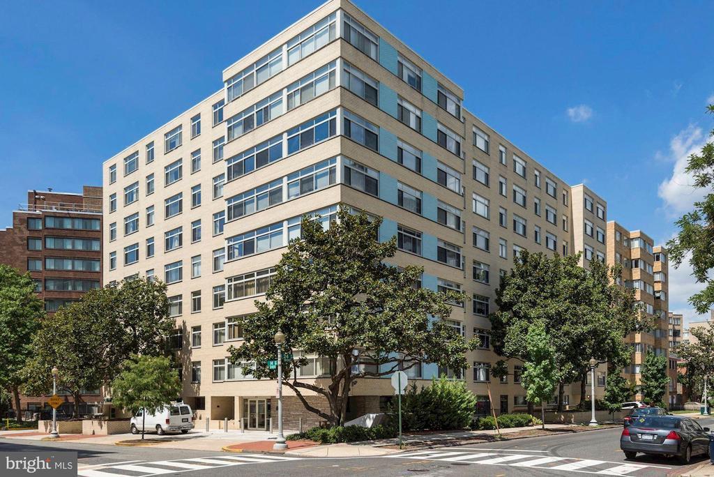 2401 H St NW in Washington, DC - Building Photo