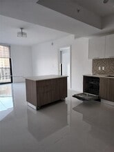 5300 Paseo Blvd, Unit 909 in Doral, FL - Foto de edificio - Building Photo