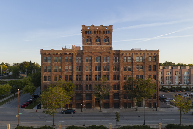 Fortress in Milwaukee, WI - Building Photo - Building Photo