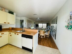 25100 Sandhill Blvd in Punta Gorda, FL - Building Photo - Building Photo