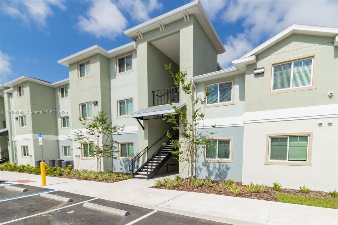 8271 Tanager Sq in New Port Richey, FL - Building Photo
