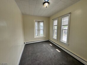 156 Brown Ave, Unit 2 in Prospect Park, NJ - Foto de edificio - Building Photo