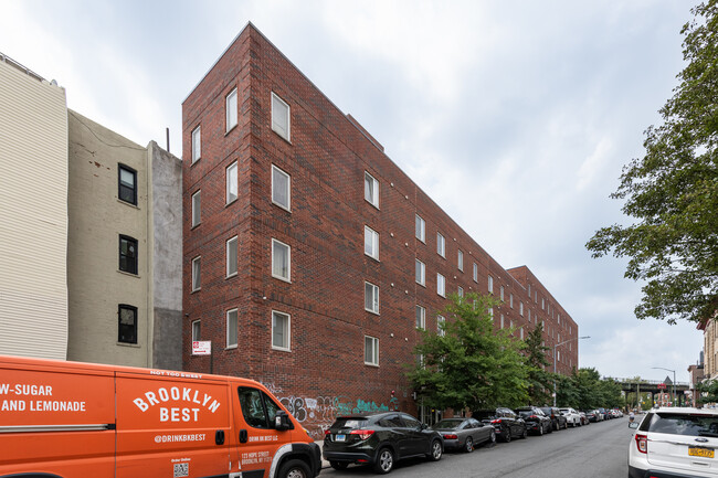 950 Willoughby Ave in Brooklyn, NY - Foto de edificio - Building Photo